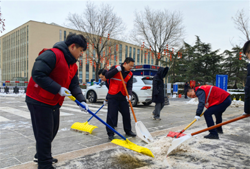 临沂市各级党组织和广大党员积极参加扫雪除冰工作